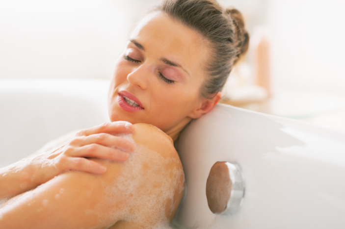 Baño de amorterapia con aceites esenciales en el solsticio de verano
